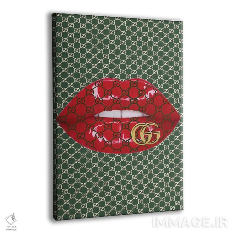 تابلو دکوراتیو طرح لب های قرمز با لوگوی سبز گوچی و لوگوی طلایی گوچی اثر جولی شریبر - نمای پرسپکتیو محصول