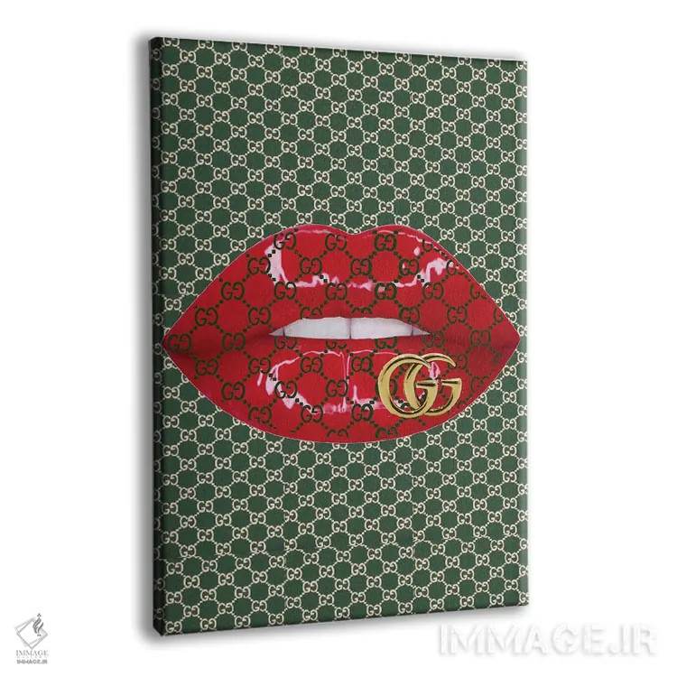 تابلو دکوراتیو طرح لب های قرمز با لوگوی سبز گوچی و لوگوی طلایی گوچی اثر جولی شریبر - نمای پرسپکتیو محصول