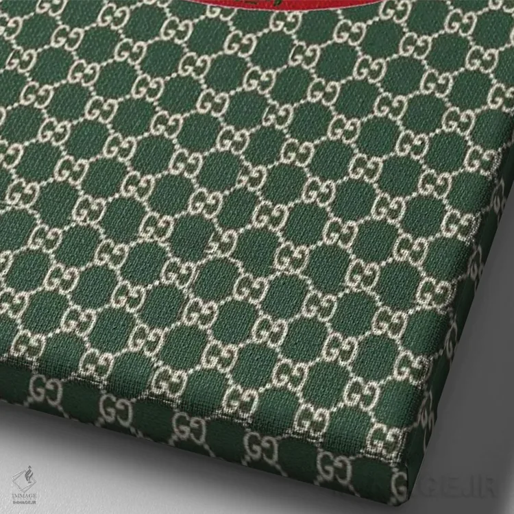 تابلو دکوراتیو طرح لب های قرمز با لوگوی سبز گوچی و لوگوی طلایی گوچی اثر جولی شریبر - نمای نزدیک بافت بوم