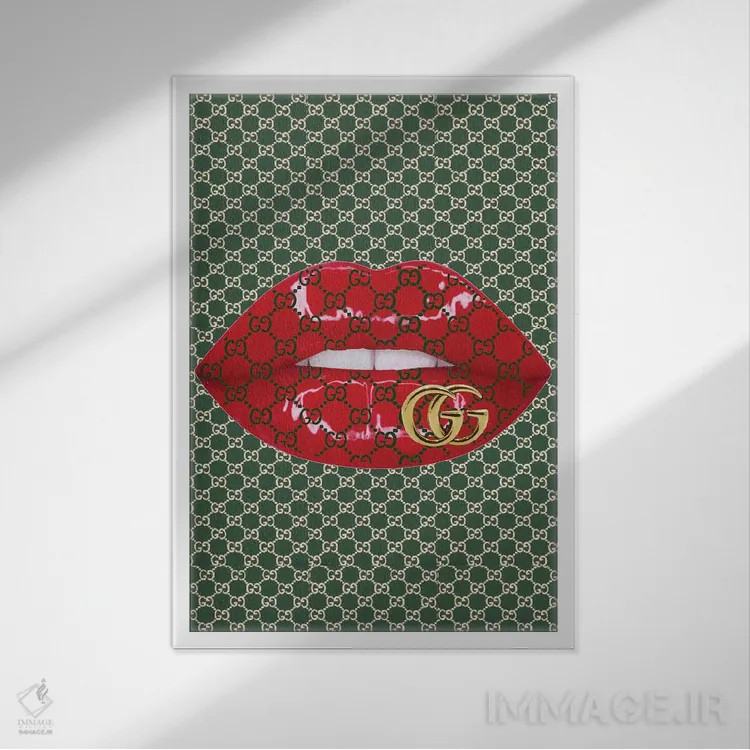 تابلو دکوراتیو طرح لب های قرمز با لوگوی سبز گوچی و لوگوی طلایی گوچی اثر جولی شریبر - نمای قابدار سفید