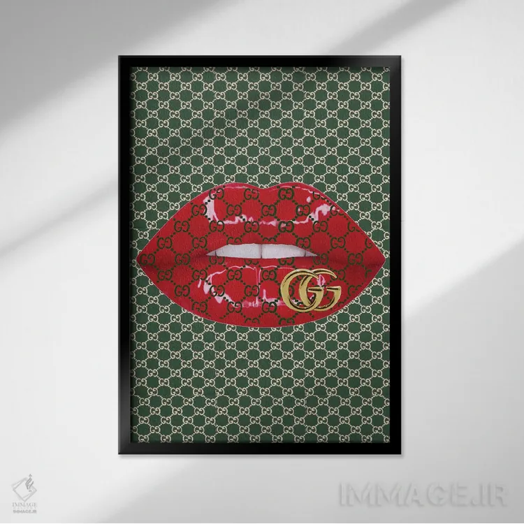 تابلو دکوراتیو طرح لب های قرمز با لوگوی سبز گوچی و لوگوی طلایی گوچی اثر جولی شریبر - نمای قابدار مشکی