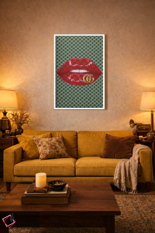 تابلو دکوراتیو طرح لب های قرمز با لوگوی سبز گوچی و لوگوی طلایی گوچی اثر جولی شریبر - D1W