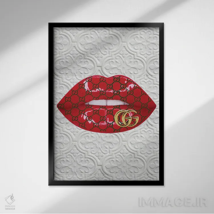 تابلو دکوراتیو طرح لب های قرمز با لوگوی گوچی اثر جولی شریبر - نمای قابدار مشکی