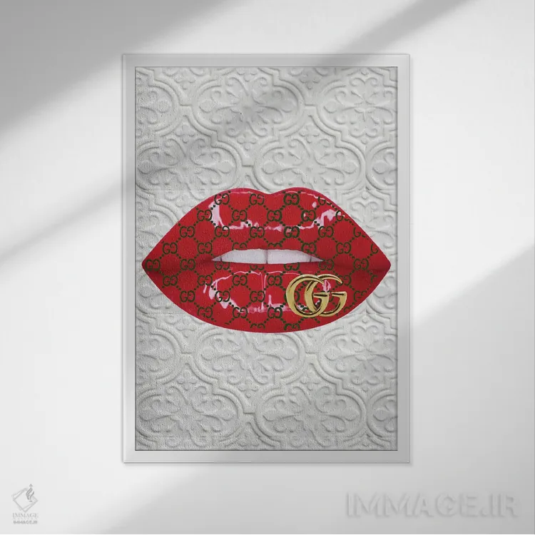 تابلو دکوراتیو طرح لب های قرمز با لوگوی گوچی اثر جولی شریبر - نمای قابدار سفید