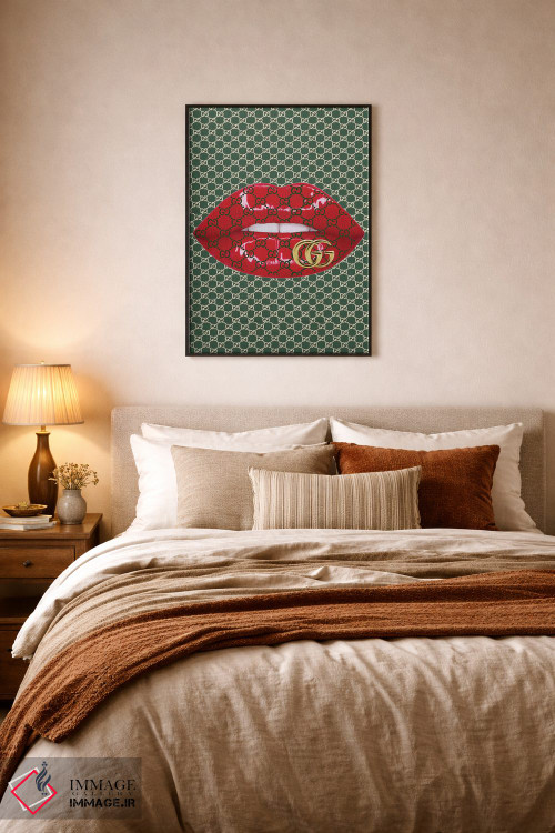 تابلو دکوراتیو طرح لب های قرمز با لوگوی سبز گوچی و لوگوی طلایی گوچی اثر جولی شریبر - D6B