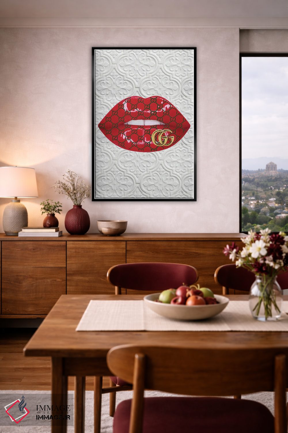 تابلو دکوراتیو طرح لب های قرمز با لوگوی گوچی اثر جولی شریبر - D3B