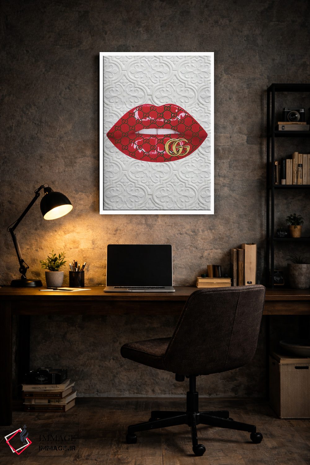 تابلو دکوراتیو طرح لب های قرمز با لوگوی گوچی اثر جولی شریبر - D5W