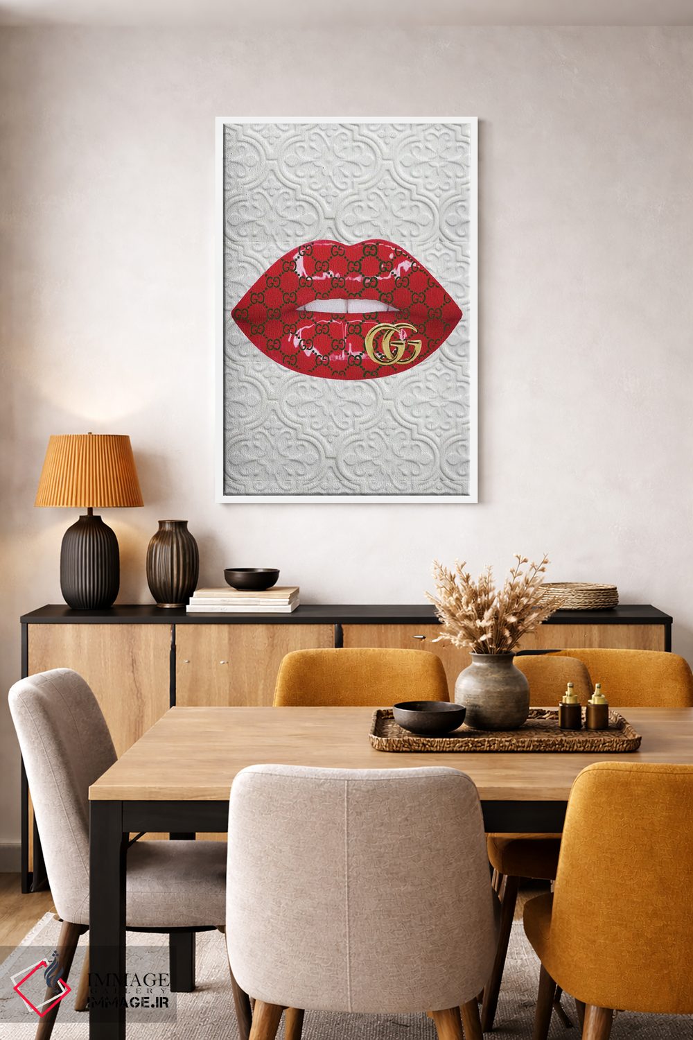 تابلو دکوراتیو طرح لب های قرمز با لوگوی گوچی اثر جولی شریبر - D4W