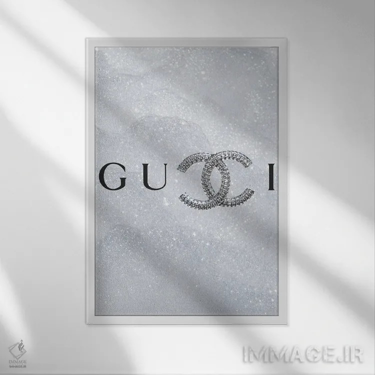 تابلو دکوراتیو لوگوی گوچی و شنل اثر جولی شریبر - نمای قابدار سفید