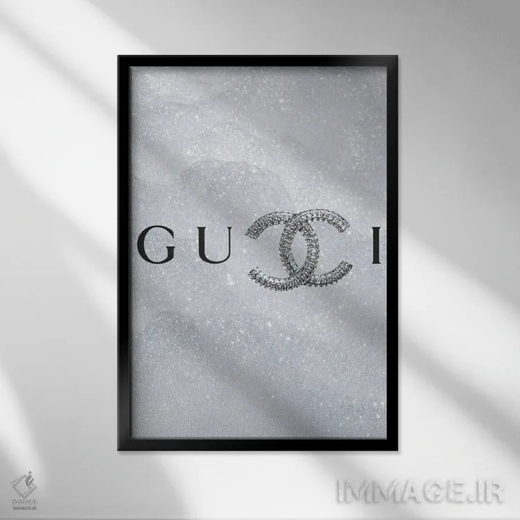 تابلو دکوراتیو لوگوی گوچی و شنل اثر جولی شریبر - نمای قابدار مشکی