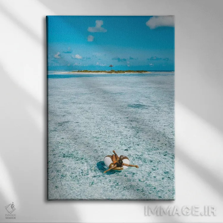 تابلو دکوراتیو دختر با حلقه استخر در جزیره مالدیو اثر جیمز وودیکا - نمای روبهرو روی دیوار