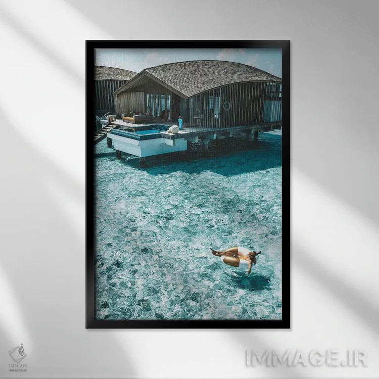 تابلو دکوراتیو دختر با حلقه استخر در بنگالوهای مالدیو اثر جیمز وودیکا - نمای قابدار مشکی