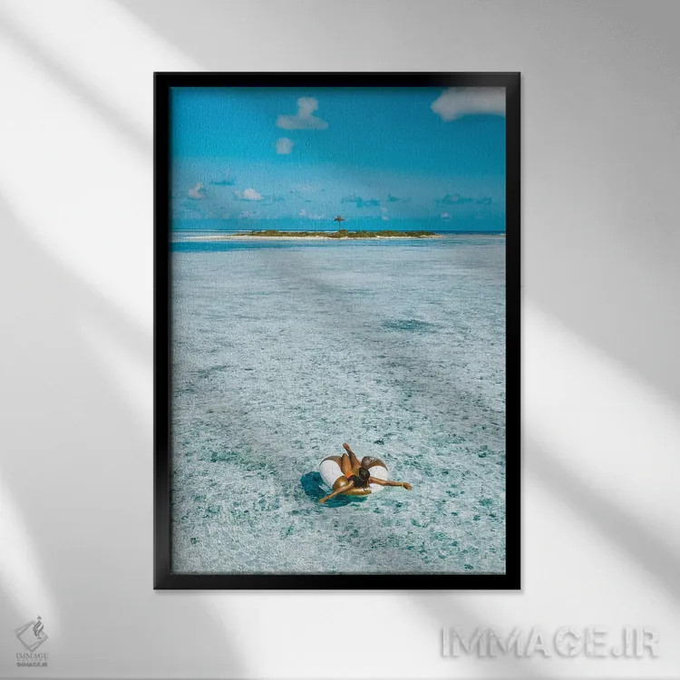 تابلو دکوراتیو دختر با حلقه استخر در جزیره مالدیو اثر جیمز وودیکا - نمای قابدار مشکی
