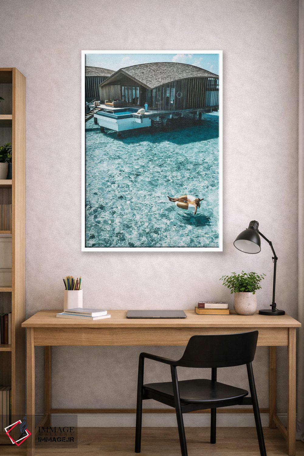 تابلو دکوراتیو دختر با حلقه استخر در بنگالوهای مالدیو اثر جیمز وودیکا - D1W