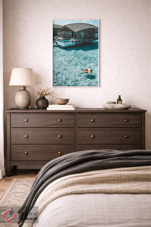 تابلو دکوراتیو دختر با حلقه استخر در بنگالوهای مالدیو اثر جیمز وودیکا - D2W