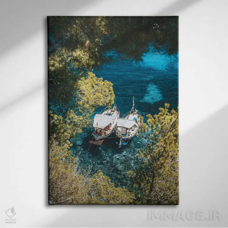 تابلو دکوراتیو قایق ها در سواحل اسپانیا اثر جیمز وودیکا - نمای روبهرو روی دیوار