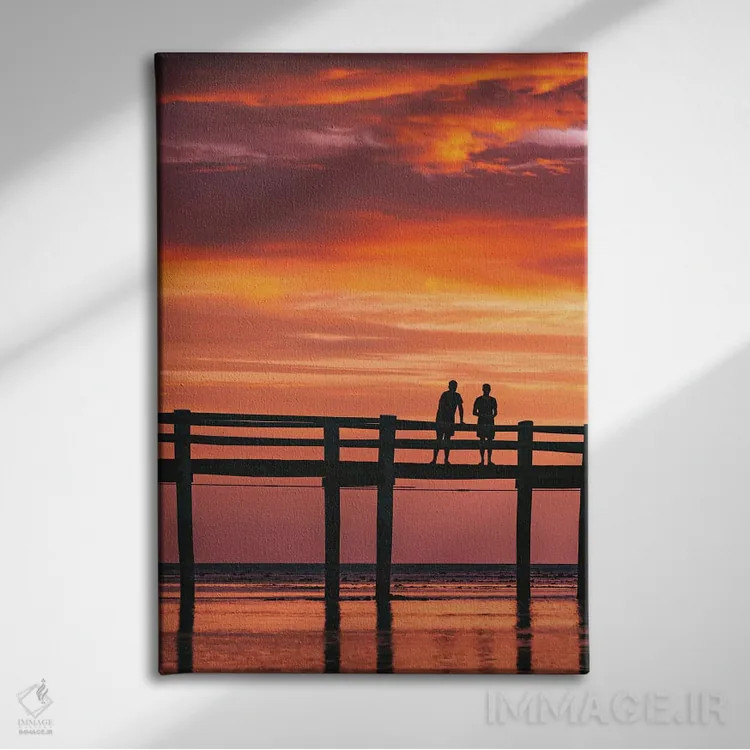 تابلو دکوراتیو اسکله جزیره در غروب با افراد به شکل سایه اثر جیمز وودیکا - نمای روبهرو روی دیوار