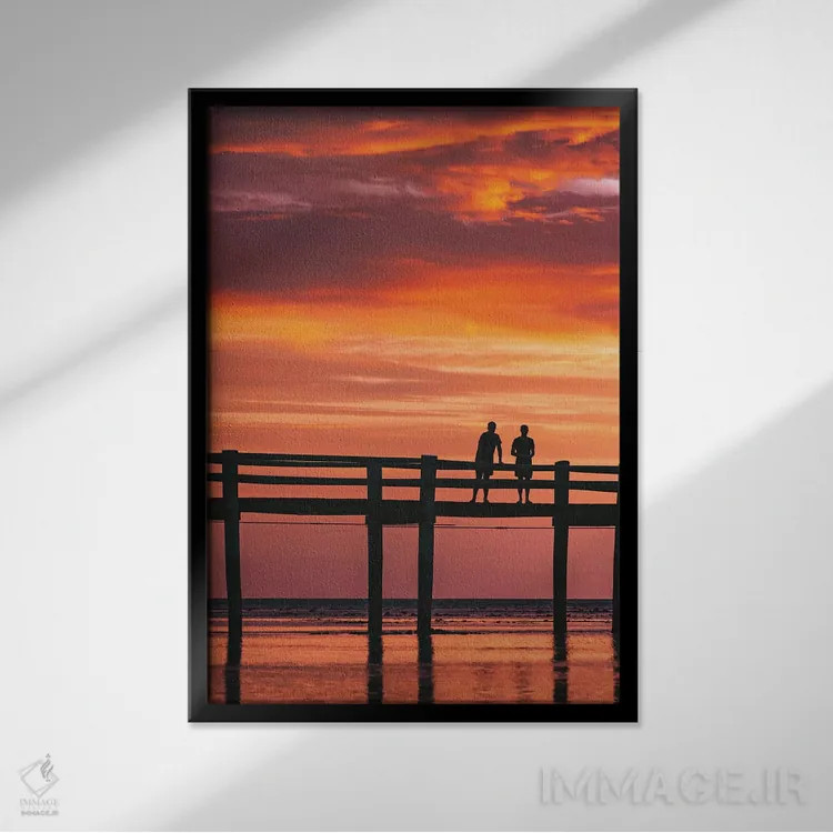 تابلو دکوراتیو اسکله جزیره در غروب با افراد به شکل سایه اثر جیمز وودیکا - نمای قابدار مشکی