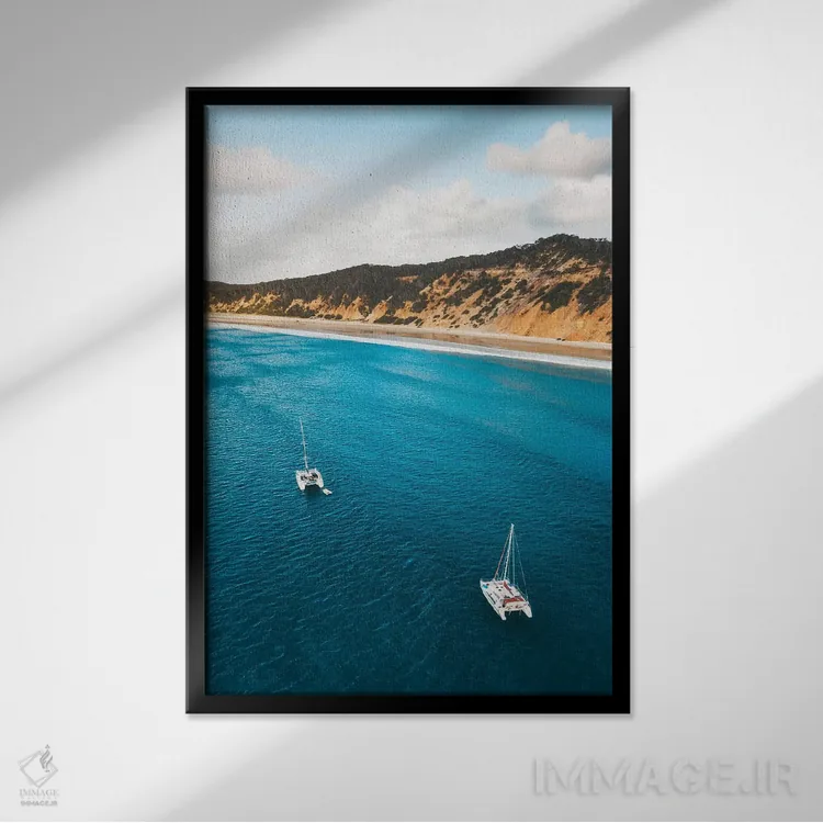 تابلو دکوراتیو قایق ها در ساحل شن های رنگی اثر جیمز وودیکا - نمای قابدار مشکی