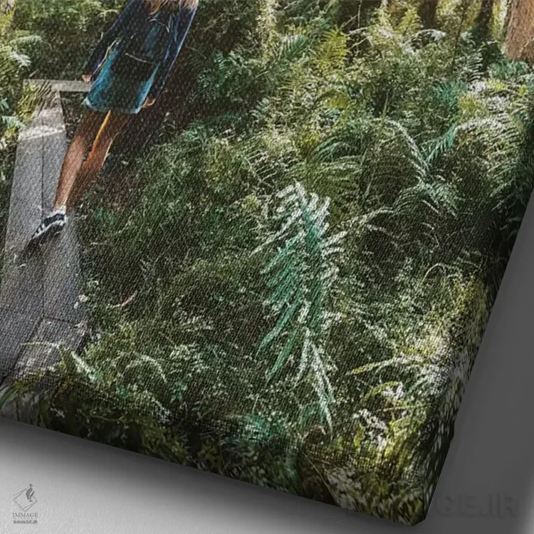 تابلو دکوراتیو دختر در مسیر چوبی میان بوته زار جنگلی اثر جیمز وودیکا - نمای نزدیک بافت بوم