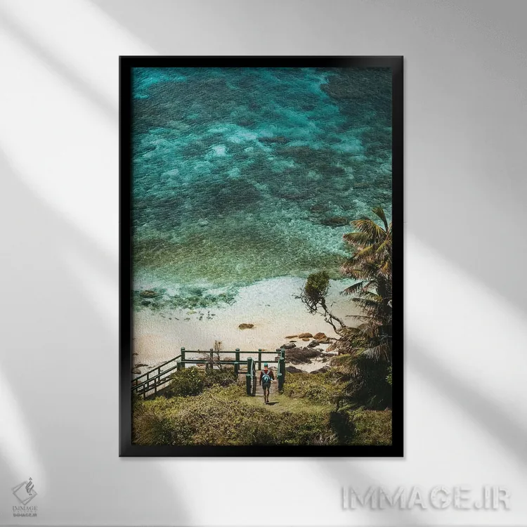 تابلو دکوراتیو قدم زن در ساحل بکر و دنج اثر جیمز وودیکا - نمای قابدار مشکی