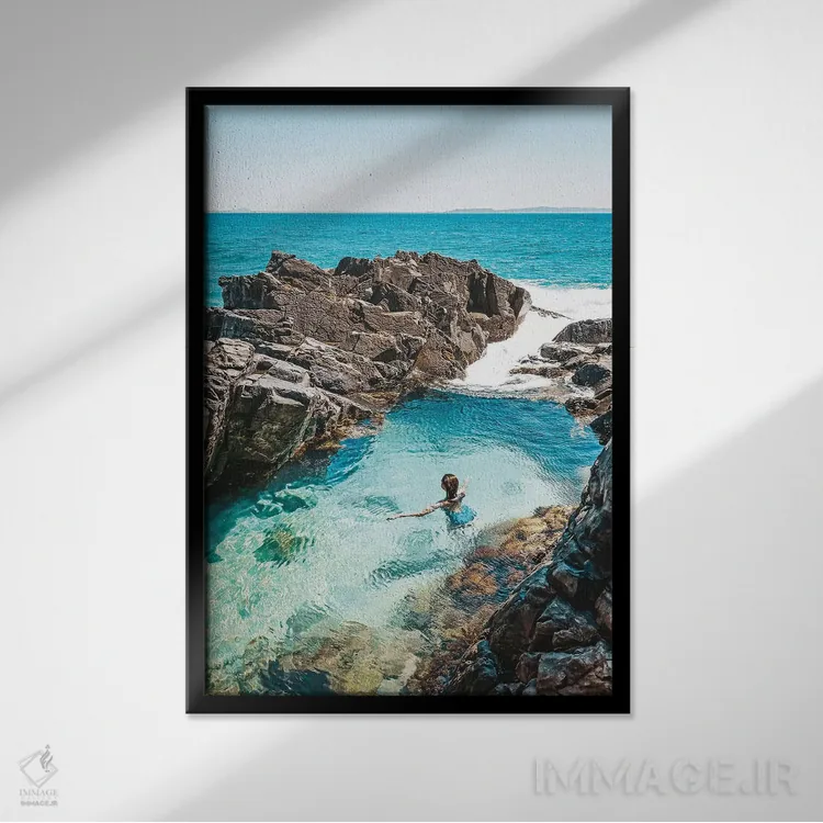 تابلو دکوراتیو شناگر در استخرهای افسانه ای اثر جیمز وودیکا - نمای قابدار مشکی