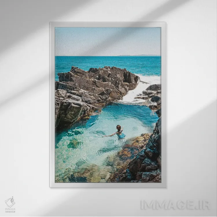 تابلو دکوراتیو شناگر در استخرهای افسانه ای اثر جیمز وودیکا - نمای قابدار سفید