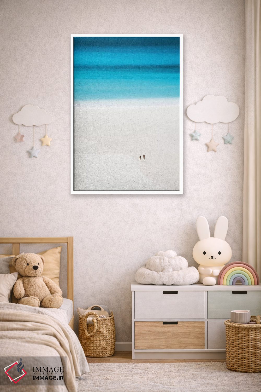 تابلو دکوراتیو پیاده روی زوج در ساحل سفید و دنج اثر جیمز وودیکا - D2W