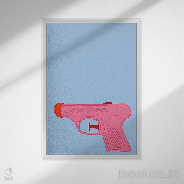 تابلو دکوراتیو تفنگ آب پاش صورتی اثر جیمی متز - نمای قابدار سفید