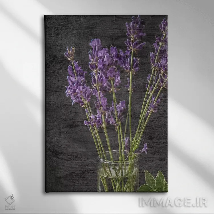 تابلو دکوراتیو شیشه اسطوخودوس اثر کیمبرلی آلن - نمای روبهرو روی دیوار