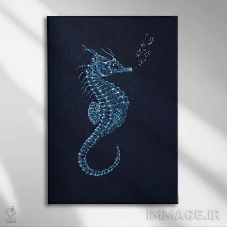 تابلو دکوراتیو اسب دریایی اثر کلسی امبلو - نمای روبهرو روی دیوار