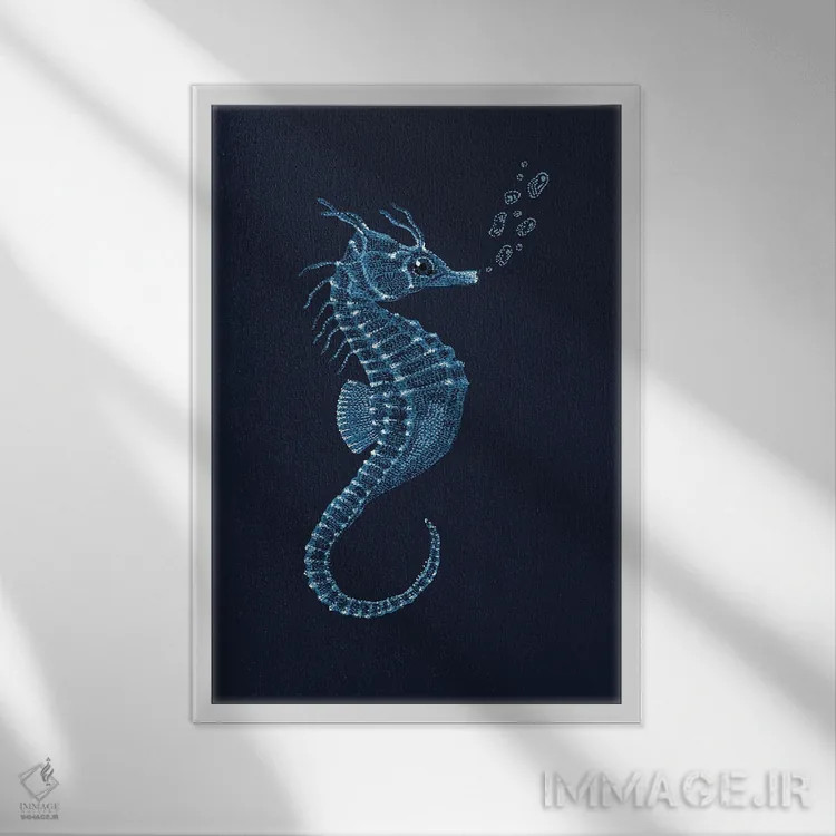 تابلو دکوراتیو اسب دریایی اثر کلسی امبلو - نمای قابدار سفید