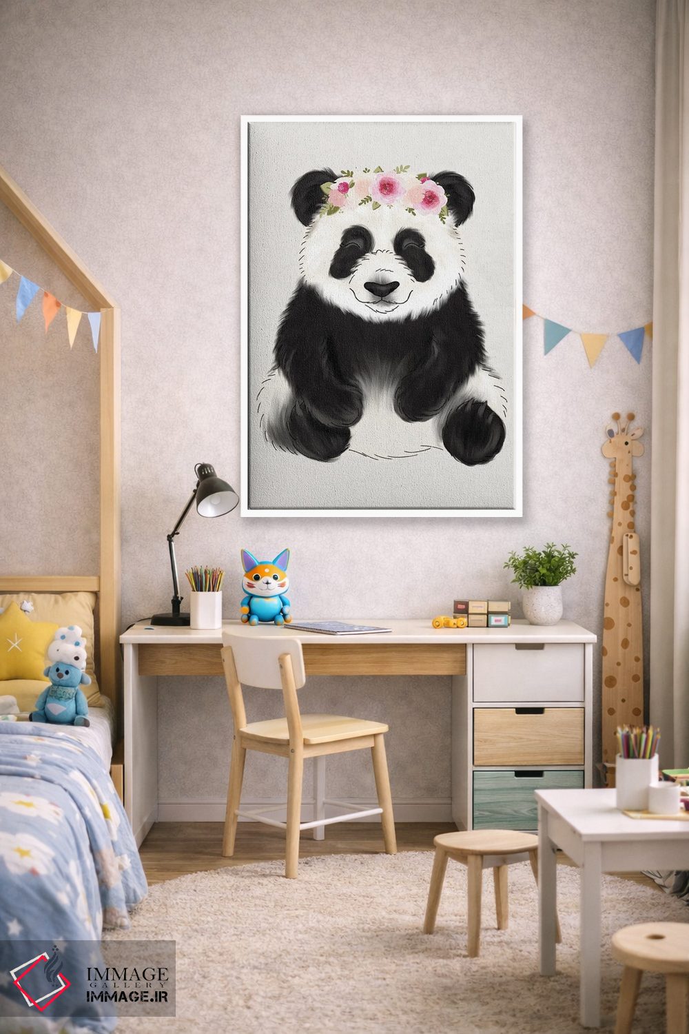 تابلو دکوراتیو پاندای نوزاد با تاج گل اثر کیتی برایانت - D1W