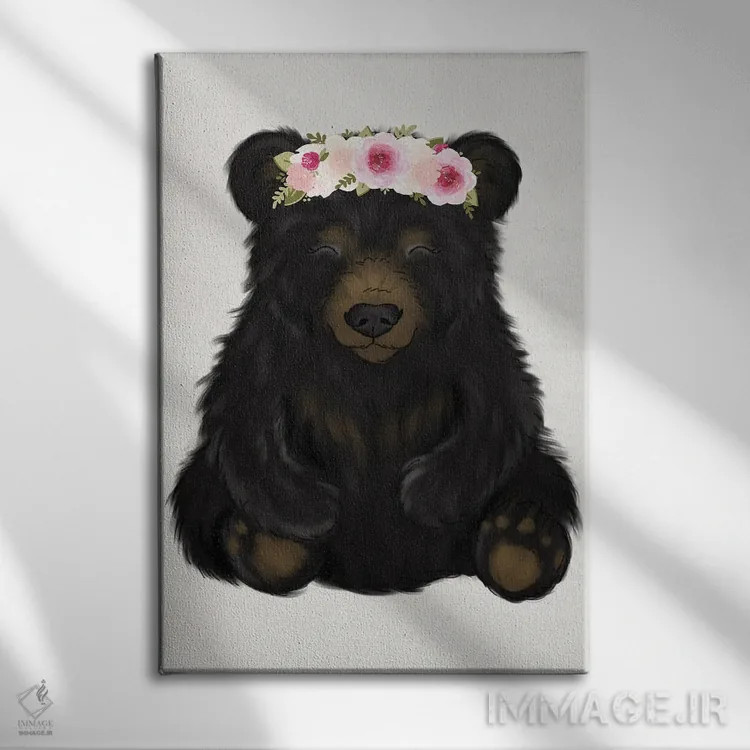 تابلو دکوراتیو خرس سیاه نوزاد با تاج گل اثر کیتی برایانت - نمای روبهرو روی دیوار