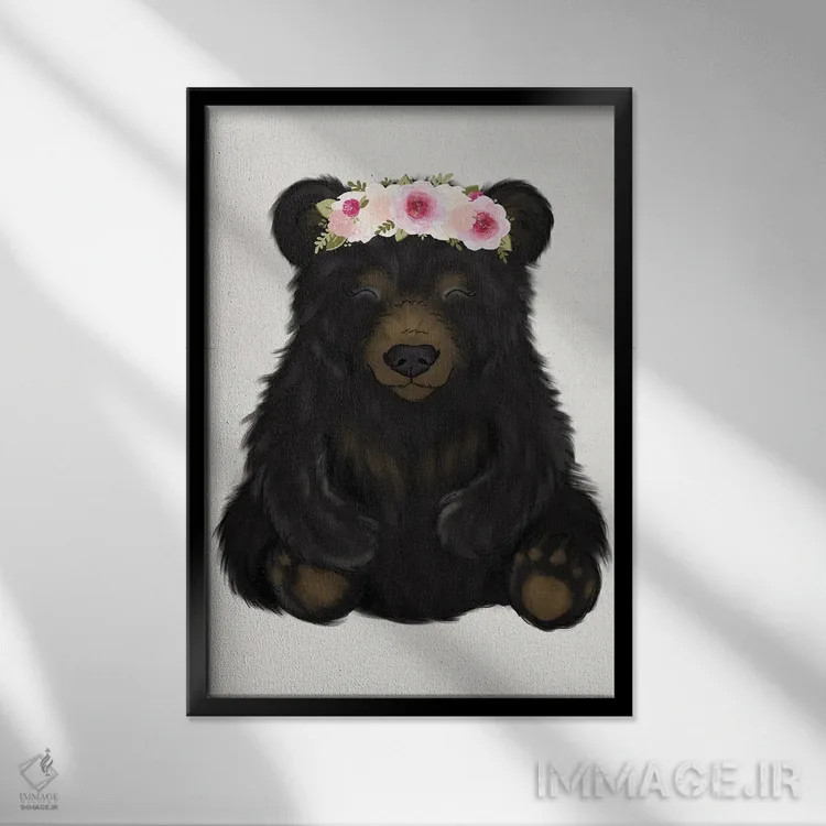 تابلو دکوراتیو خرس سیاه نوزاد با تاج گل اثر کیتی برایانت - نمای قابدار مشکی