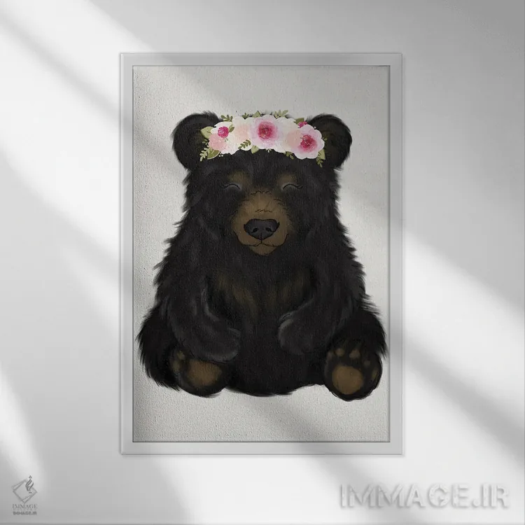 تابلو دکوراتیو خرس سیاه نوزاد با تاج گل اثر کیتی برایانت - نمای قابدار سفید