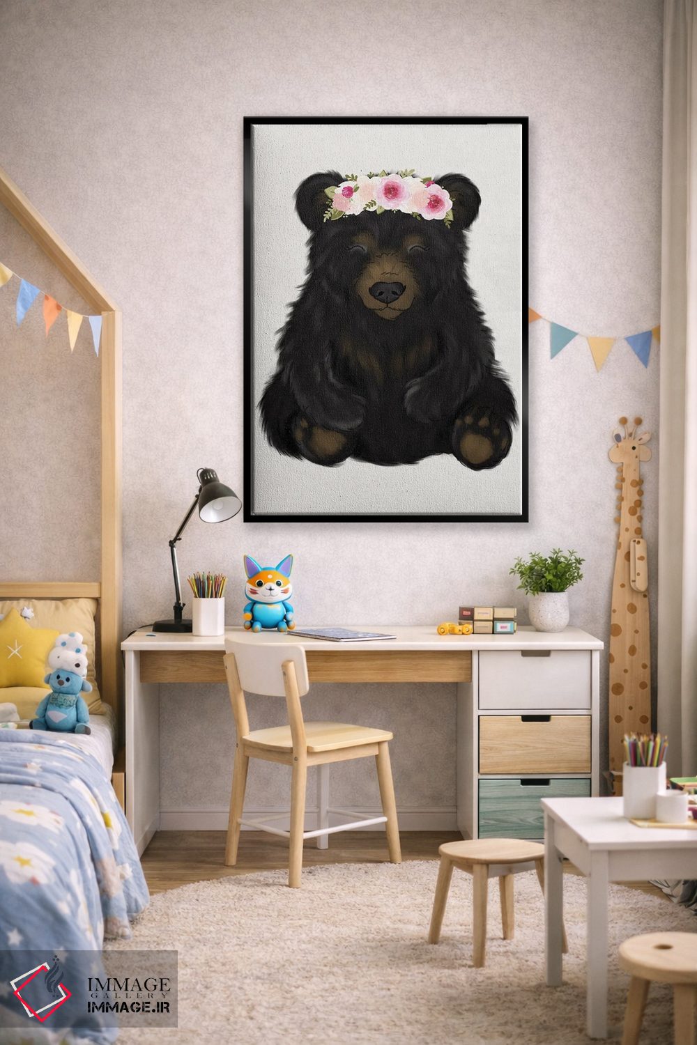 تابلو دکوراتیو خرس سیاه نوزاد با تاج گل اثر کیتی برایانت - D3B