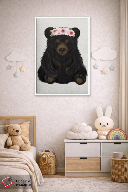 تابلو دکوراتیو خرس سیاه نوزاد با تاج گل اثر کیتی برایانت - D5W