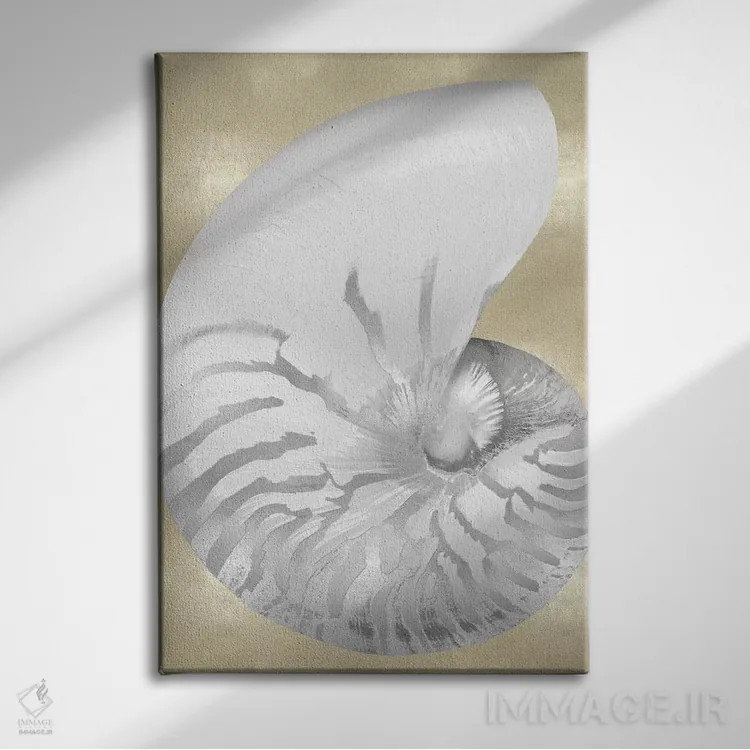تابلو دکوراتیو صدف مرواریدی نقره ای روی طلا III اثر کارولین کلی - نمای روبهرو روی دیوار