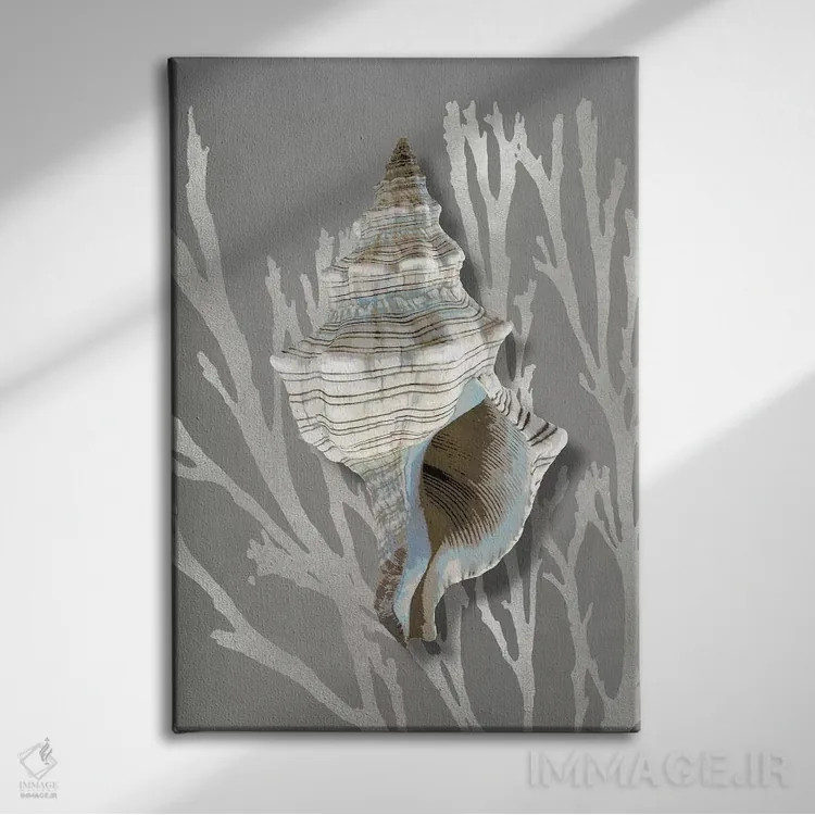 تابلو دکوراتیو مرجان صدفی نقره ای روی خاکستری III اثر کارولین کلی - نمای روبهرو روی دیوار