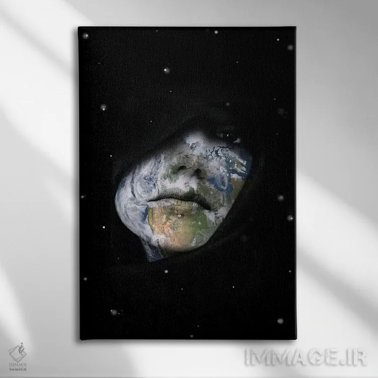 تابلو دکوراتیو دنیا زنانه است اثر کیکی سی لندن - نمای روبهرو روی دیوار