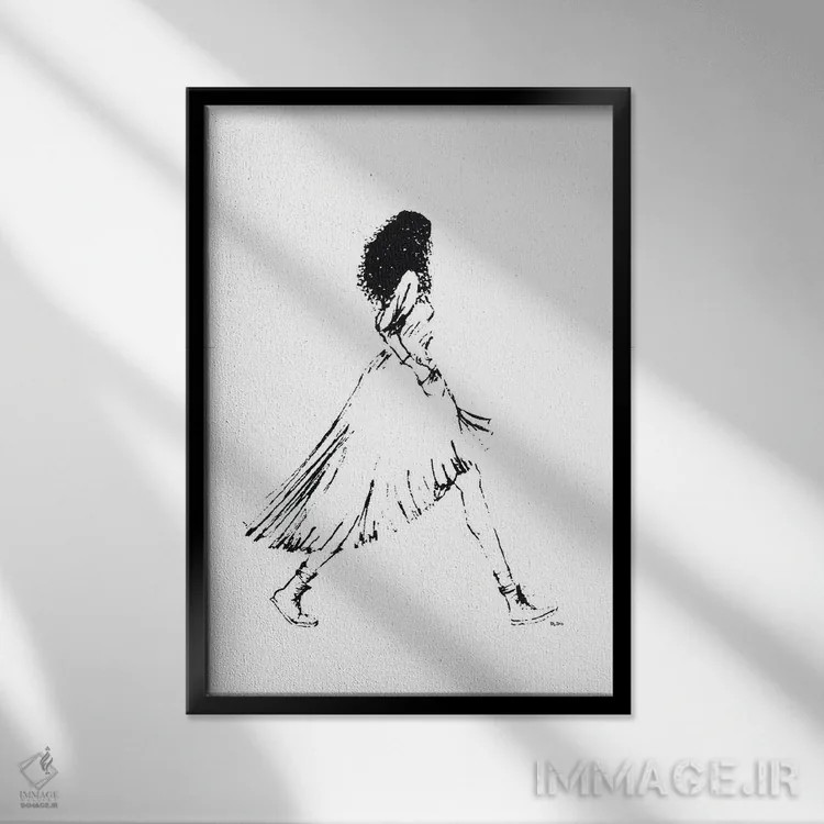 تابلو مینیمال دختر پیاده رو ۱ اثر کلی لوتهال - نمای قابدار مشکی