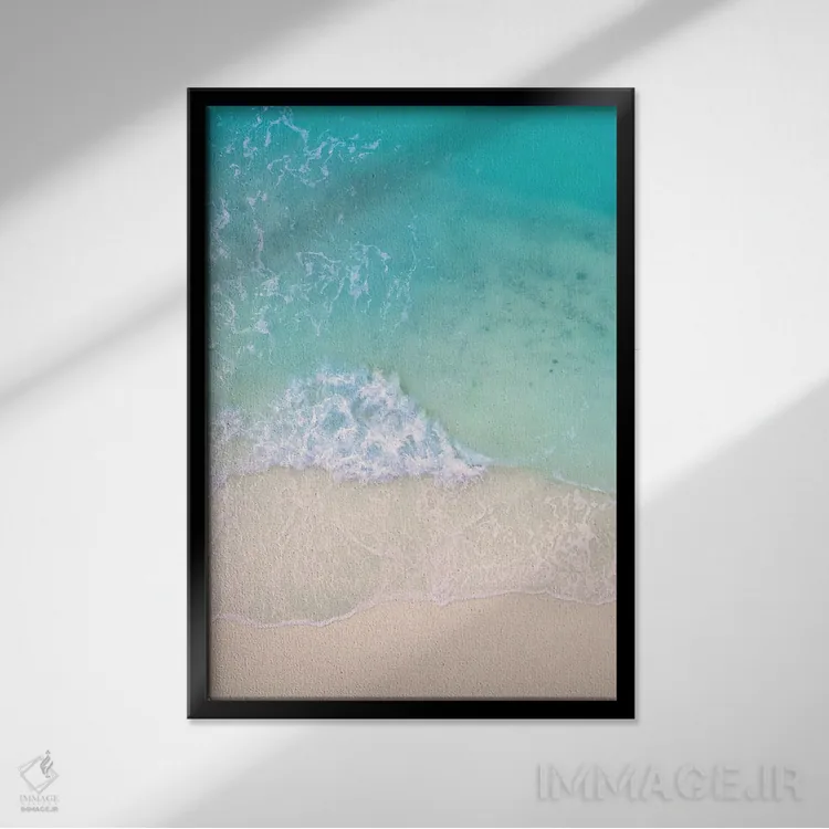 تابلو دکوراتیو امواج ساحلی از بالا اثر کارن منداو - نمای قابدار مشکی