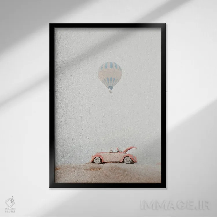 تابلو دکوراتیو ماشین صورتی و بالون هوای گرم اثر کارن منداو - نمای قابدار مشکی