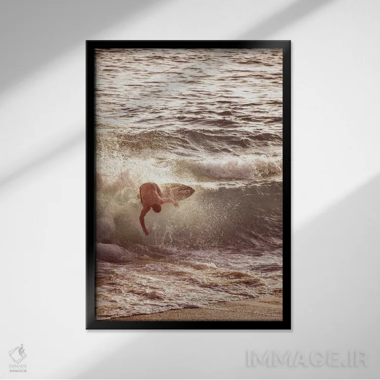 تابلو دکوراتیو موج سوار در میان امواج اثر کارن منداو - نمای قابدار مشکی