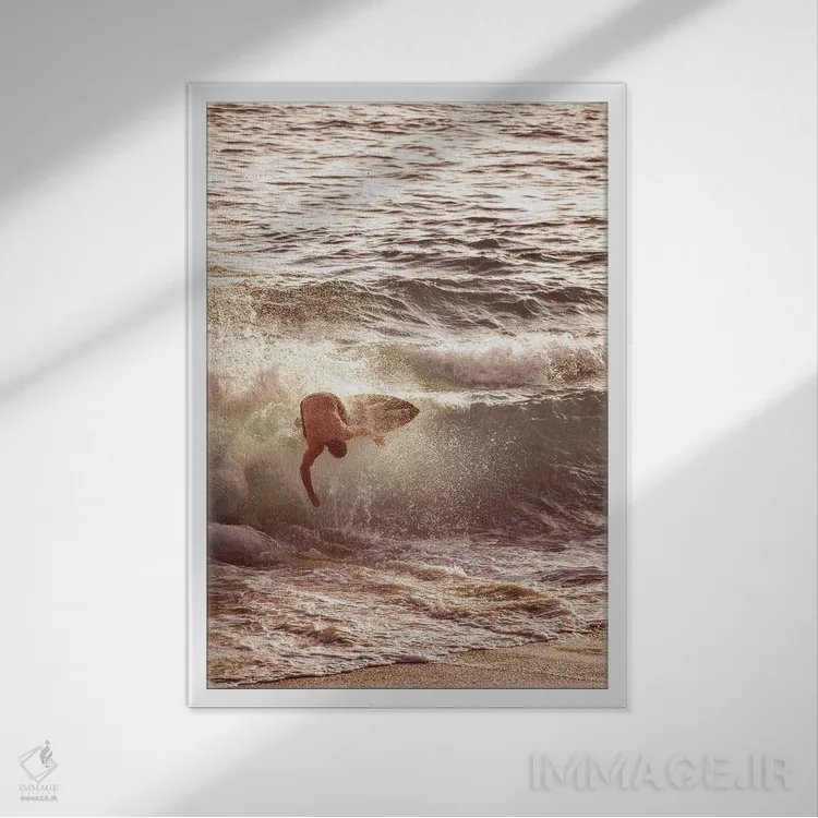 تابلو دکوراتیو موج سوار در میان امواج اثر کارن منداو - نمای قابدار سفید