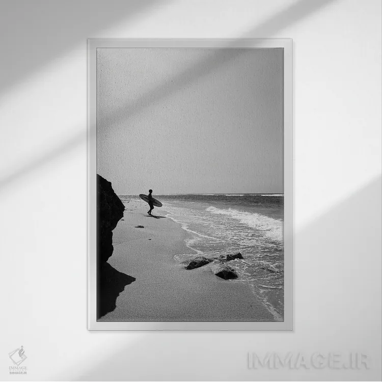 تابلو دکوراتیو موج سوار در ساحل اثر کارن منداو - نمای قابدار سفید