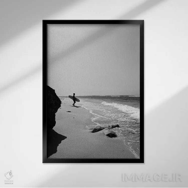 تابلو دکوراتیو موج سوار در ساحل اثر کارن منداو - نمای قابدار مشکی