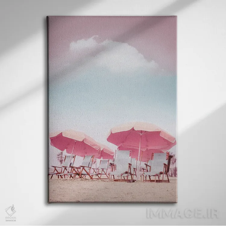 تابلو دکوراتیو صندلی های ساحلی با چتر اثر کارن منداو - نمای روبهرو روی دیوار