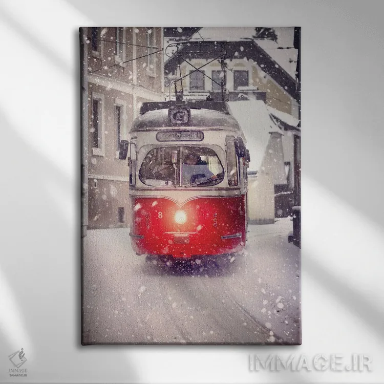 تابلو دکوراتیو تراموای قرمز در برف اثر کارن منداو - نمای روبهرو روی دیوار